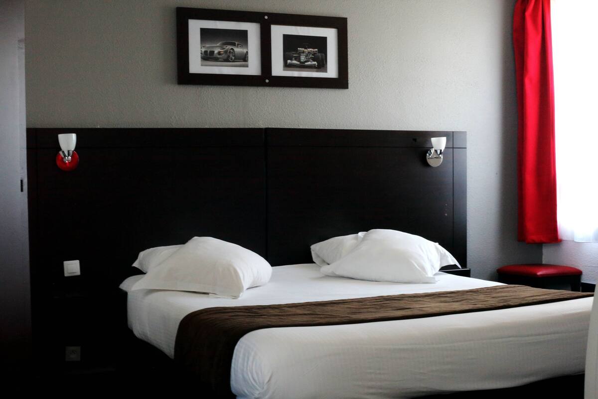 standard room, 1 double bed | memory-foam beds, desk, laptop workspace, blackout curtains