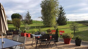 Terrace/patio - Enzo Hotels Cannes Ecluse by Kyriad Direct (Cannes-Ecluse)