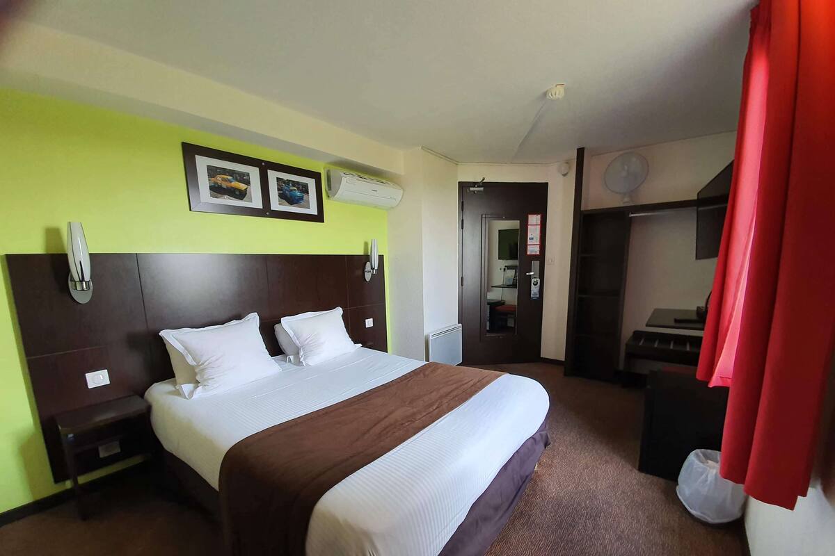 Memory-foam beds, desk, laptop workspace, blackout curtains