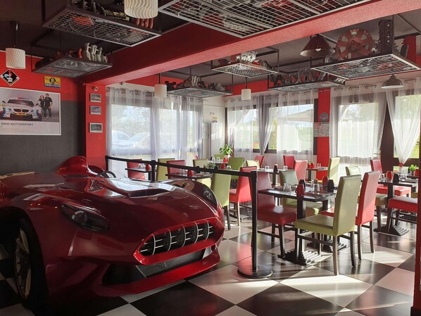 Daily continental breakfast (EUR 12.50 per person)