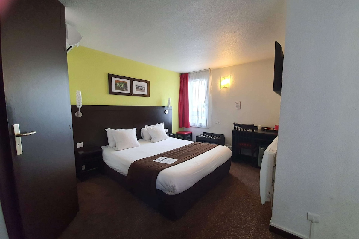Memory foam beds, desk, laptop workspace, blackout drapes