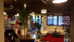 Lobby - Enzo Hotels Cannes Ecluse by Kyriad Direct (Cannes-Ecluse)
