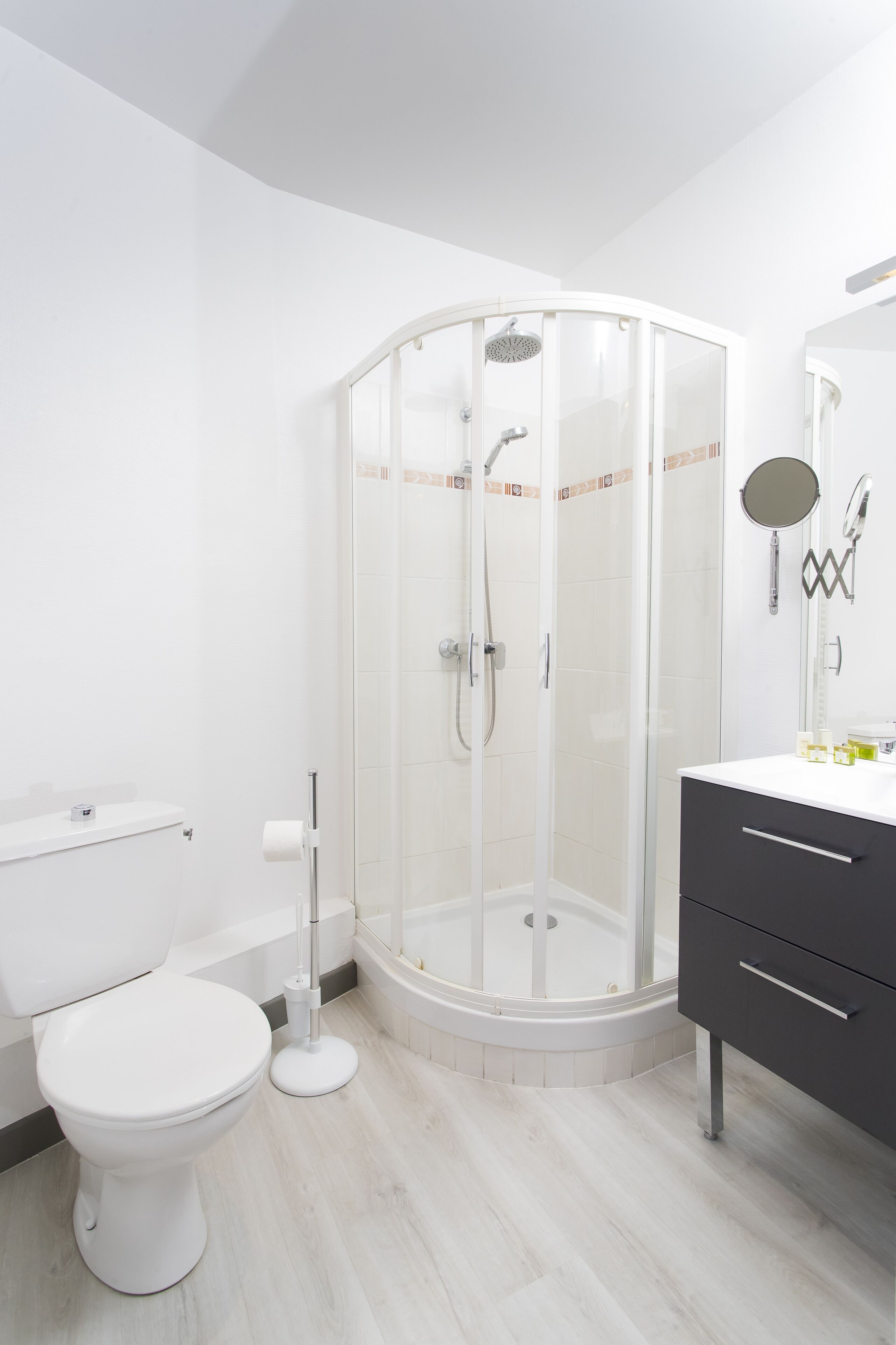 standard room, 2 single beds | bathroom | free toiletries, hair dryer