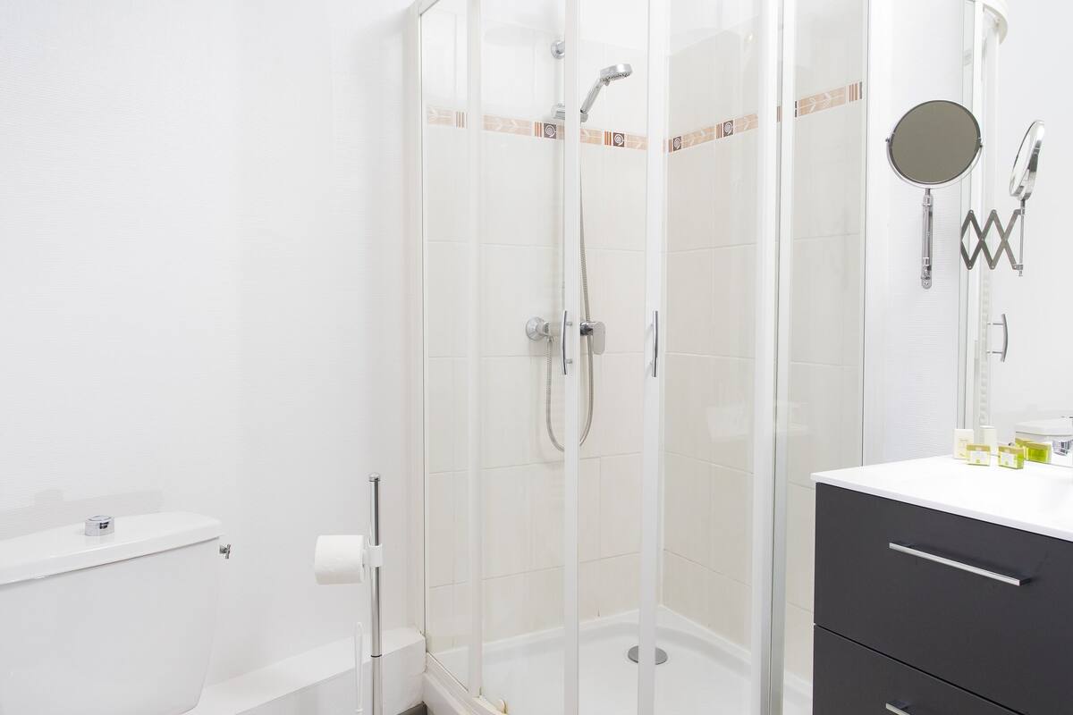 standard room, 2 single beds | bathroom | free toiletries, hair dryer