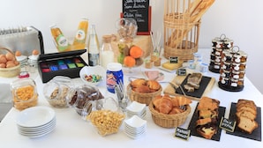 A breakfast buffet with various food items and beverages. - Hotel & Restaurant de la Basilique (Albert)