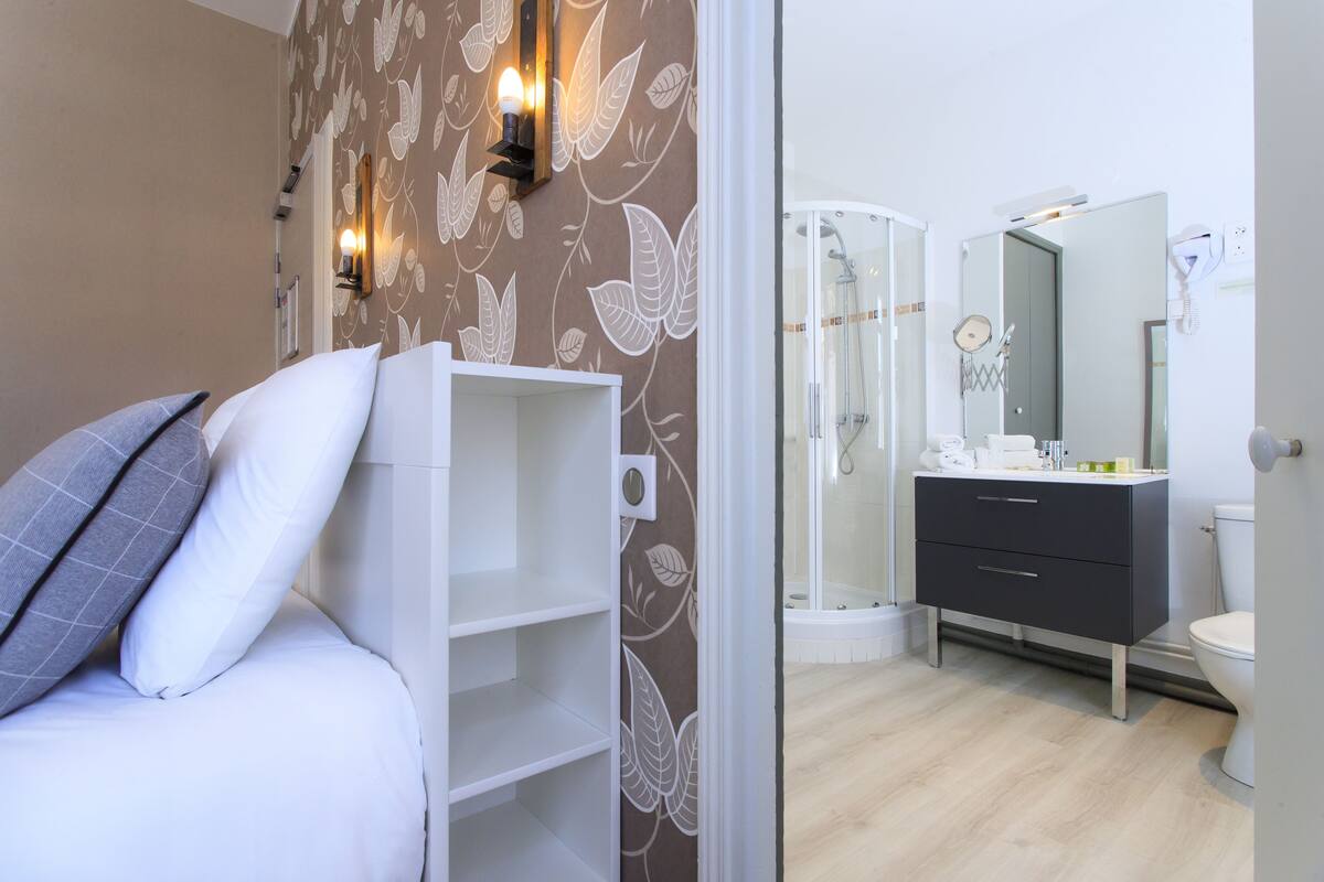 double room | bathroom | free toiletries, hair dryer