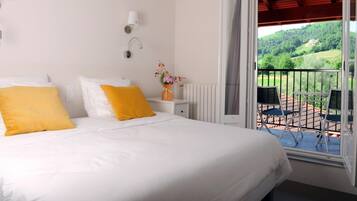 Family Room | Desk, free WiFi, bed sheets