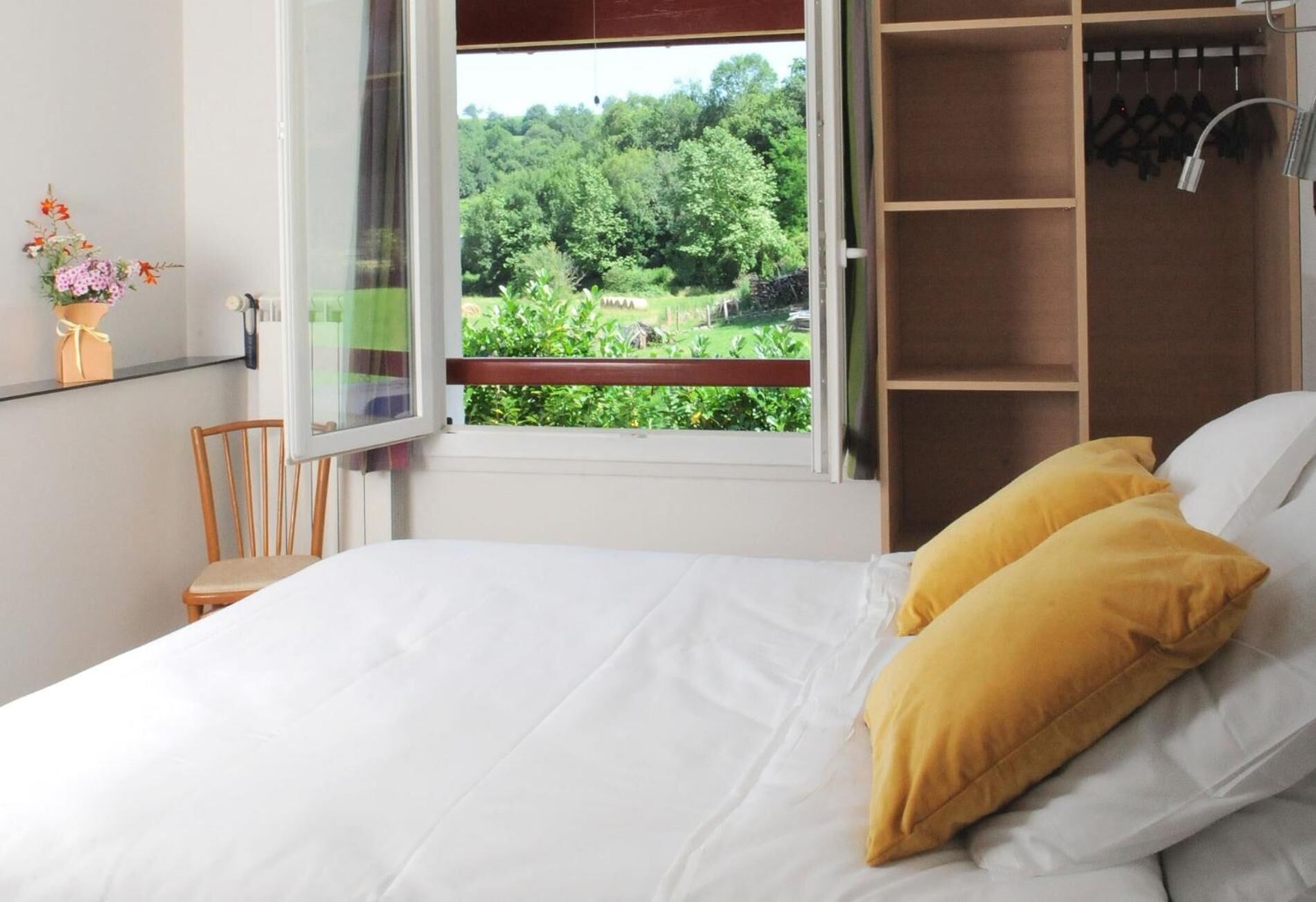 Escritorio, wifi gratis y ropa de cama 