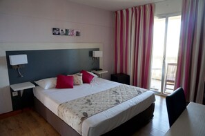 Escritorio, tabla de planchar con plancha y wifi gratis 