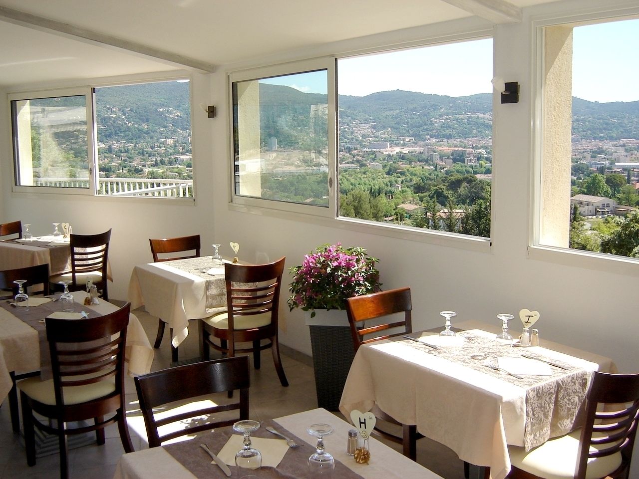 供应早餐和晚餐，地区菜