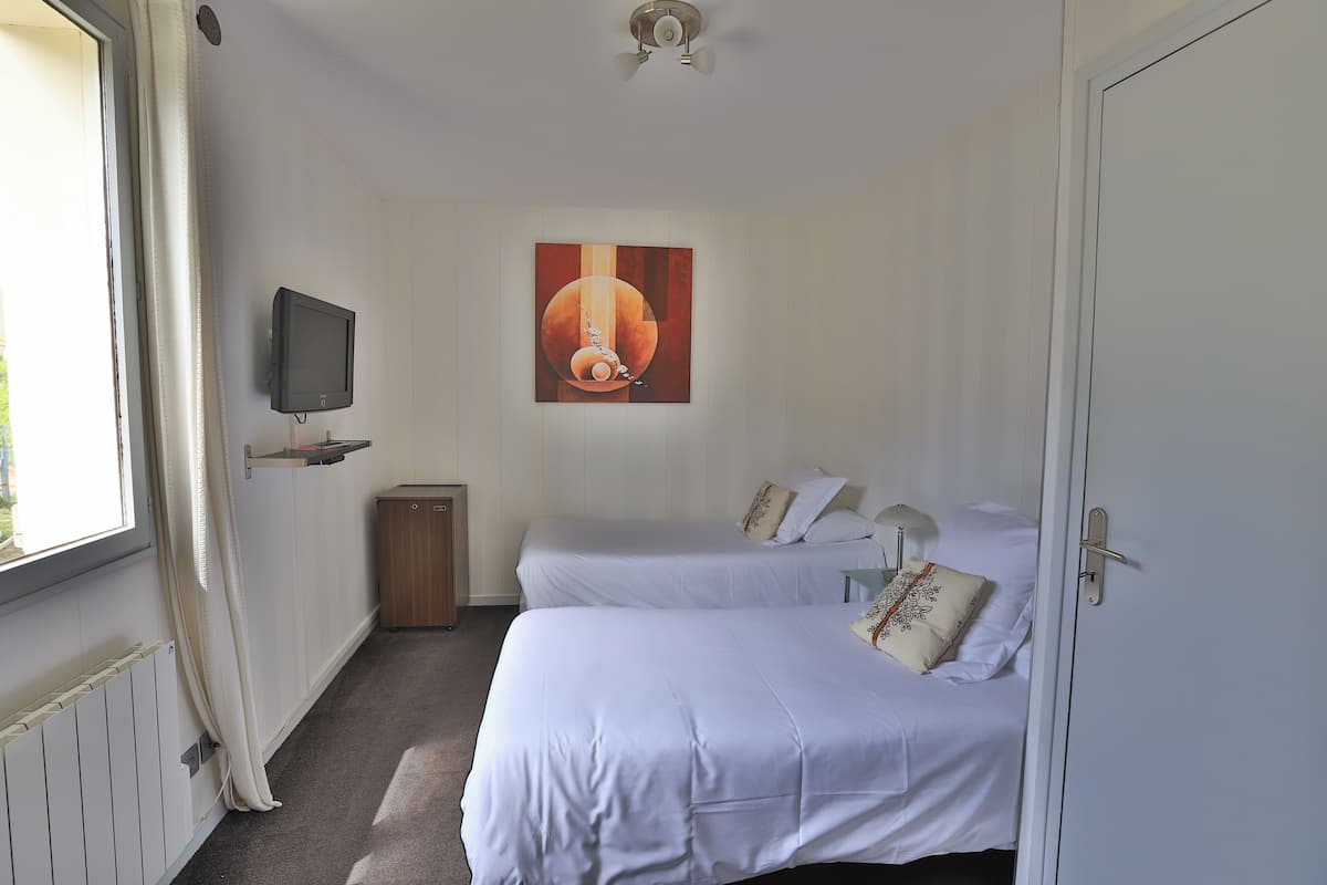 Comfort Double Room, 2 Twin Beds | Minibar, desk, free WiFi, bed sheets