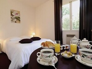 Habitación Confort doble, 1 cama doble | Minibar, escritorio, wifi gratis y ropa de cama