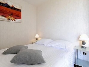 Standard Double Room | Minibar, desk, free WiFi, bed sheets - Hotel Des Grands Vins (Fleurie)