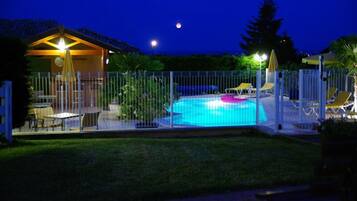 Piscine extérieure, parasols de plage, chaises longues