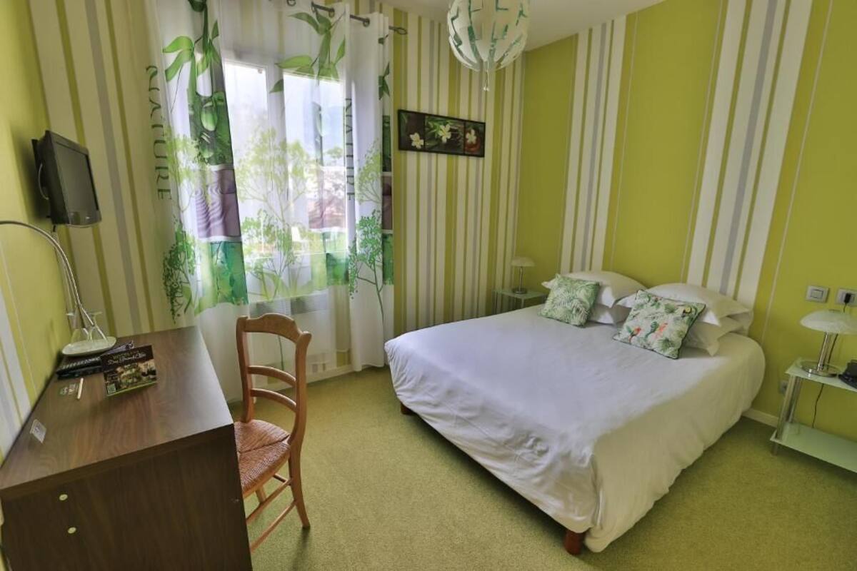 Minibar, escritorio, wifi gratis y ropa de cama