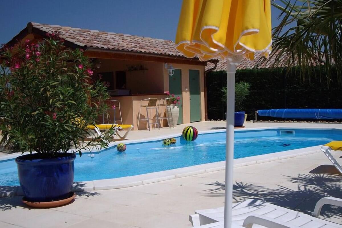 outdoor pool, open 2:00 pm to 8:00 pm, pool umbrellas, pool loungers