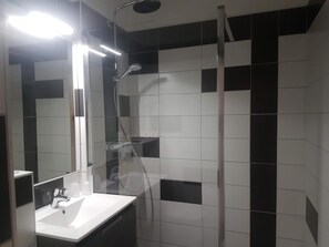 Secadora de cabello, jabón, shampoo, papel de baño 