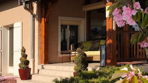 A hotel entrance with a sign reading "HOTEL Des Grands Vins."