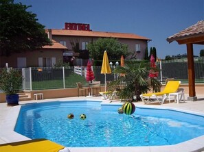 Außenpool, geöffnet von 14:00 Uhr bis 20:00 Uhr, Sonnenschirme