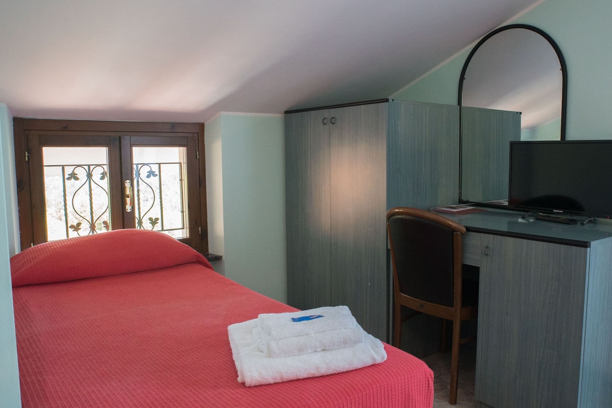 In-room safe, desk, free WiFi