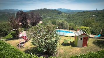 Piscine extérieure, chaises longues