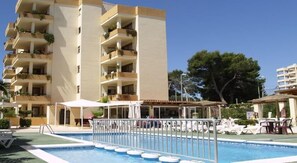Piscine extérieure, parasols de plage, chaises longues