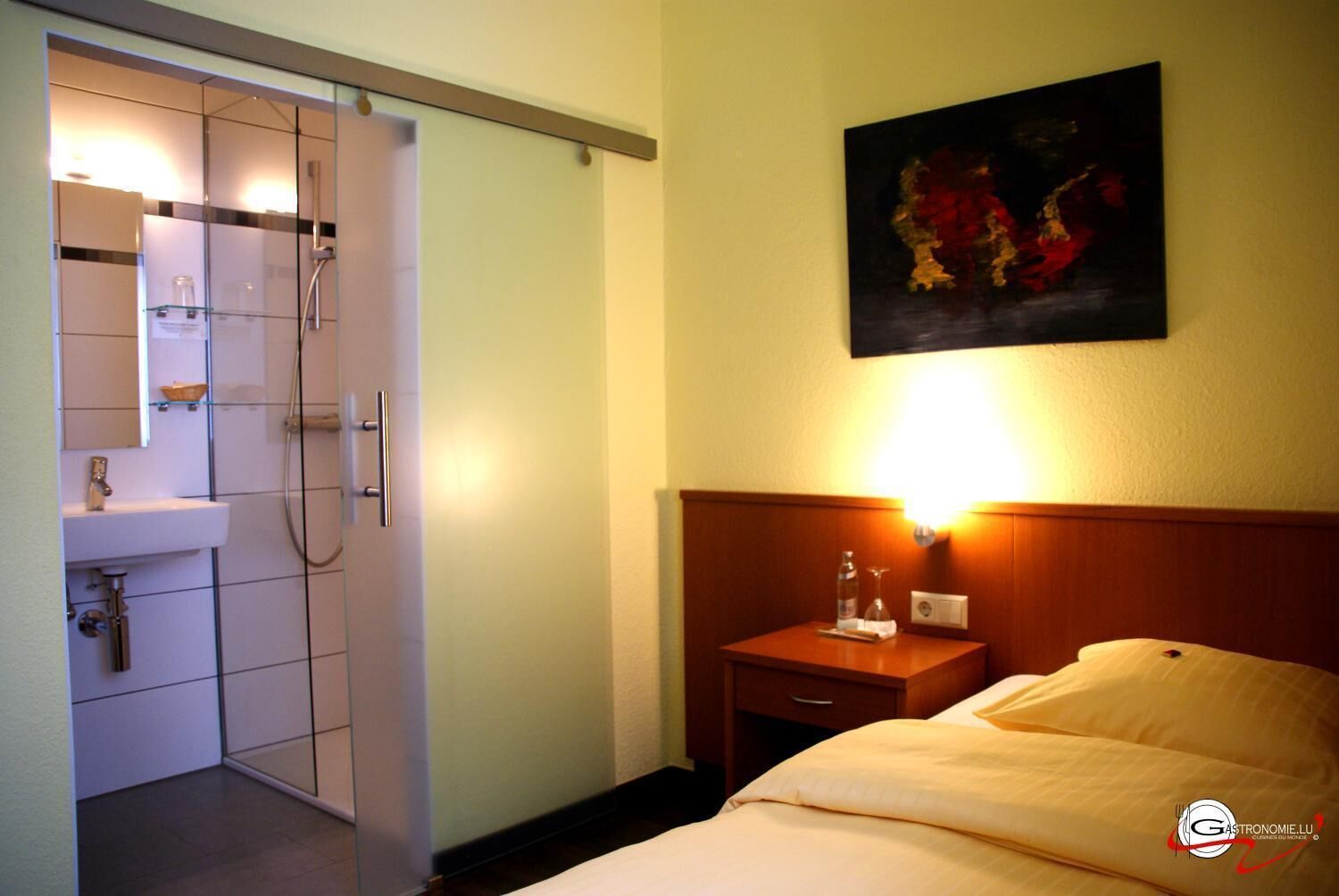 desk, soundproofing, free wifi