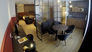 Desk, soundproofing, WiFi (free) - Hotel Acacia (Esch-sur-Alzette)