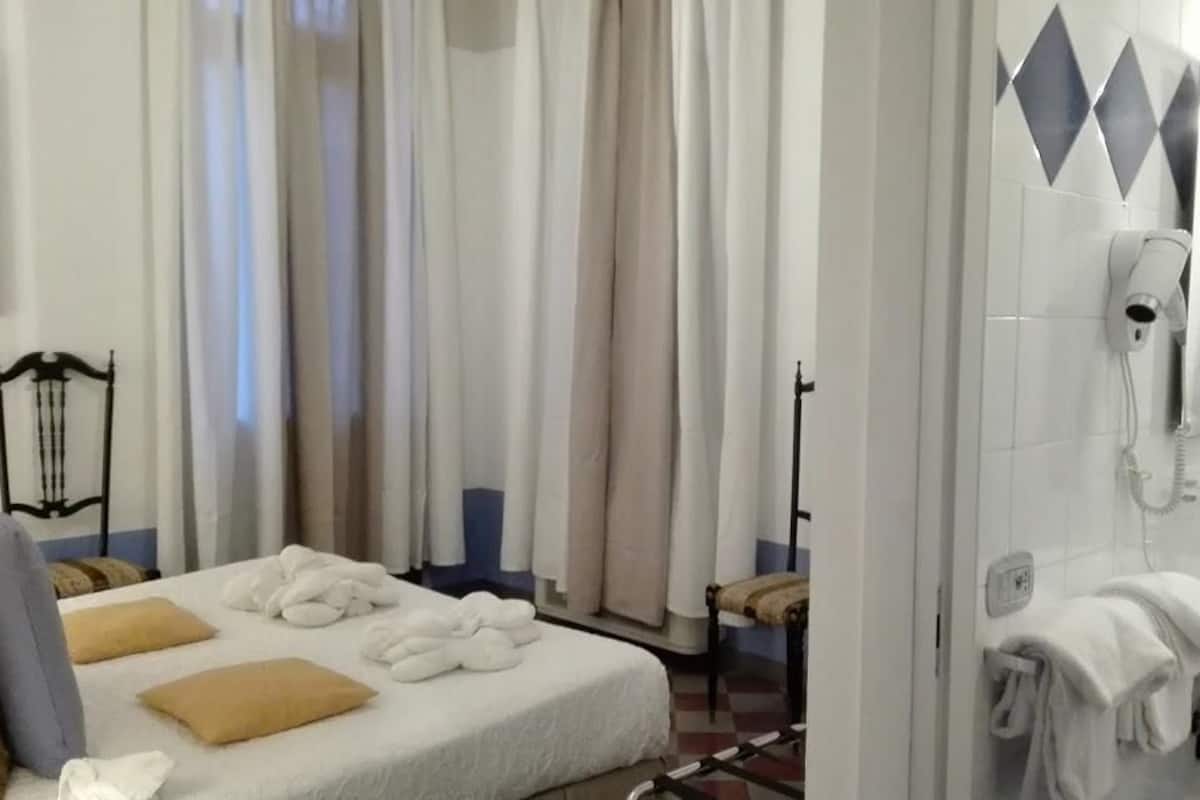 Chambre Simple | Fer et planche à repasser, lits bébé (gratuits)