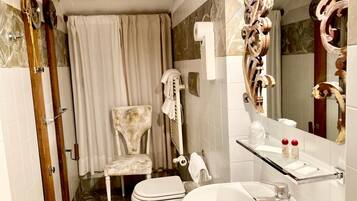 Dusche, kostenlose Toilettenartikel, Haartrockner, Handtücher