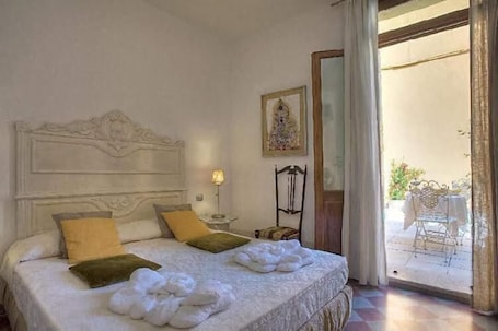 Individually decorated, individually furnished, iron/ironing board. Al Fagiano Art Hotel