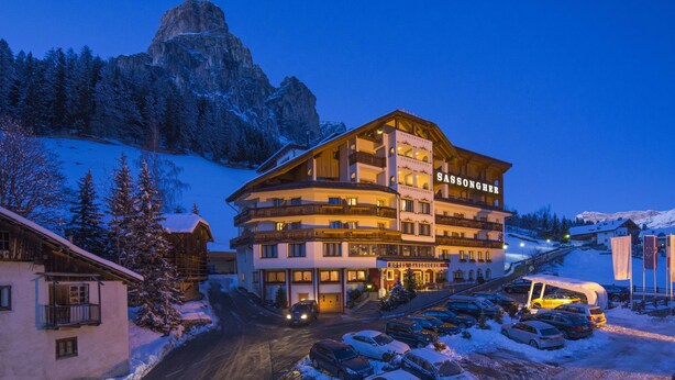 A multi-story hotel with balconies and a sign reading "Sassongerer". - Hotel Sassongher – Preferred Hotels & Resorts (Corvara in Badia)