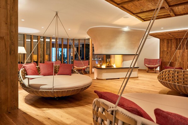 Couples treatment room(s), sauna, hot tub, steam room