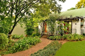 Standard Double Room | Balcony view - Rivonia Premier Lodge (Johannesburg)