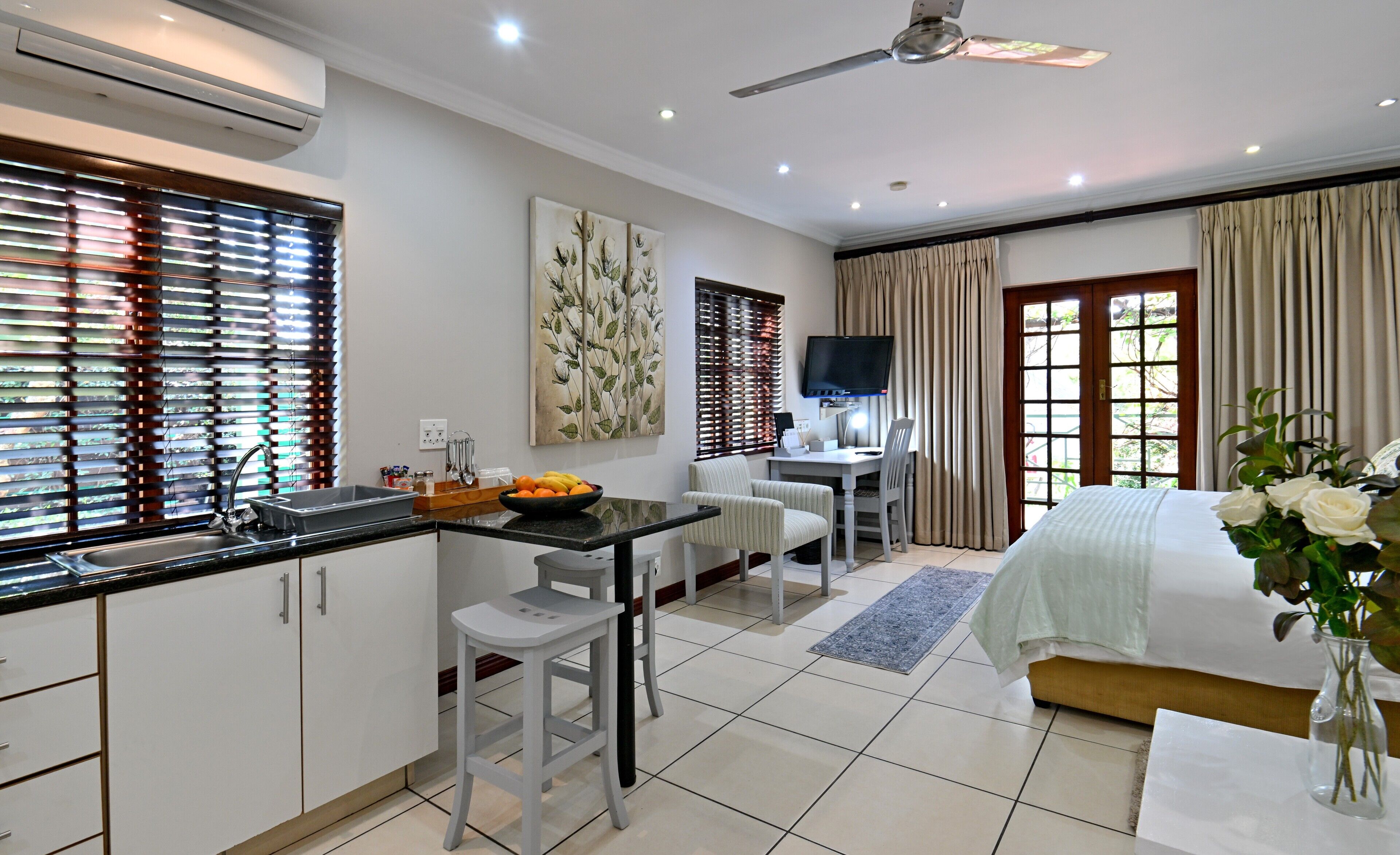 Luxury Room Self-Catering | Seprai premium, minibar, brankas, dan didekorasi berbeda-beda
