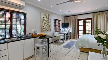 Luxury Room Self-Catering | Seprai premium, minibar, brankas, dan didekorasi berbeda-beda