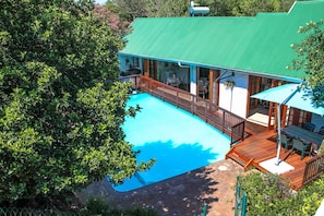 Outdoor pool, pool umbrellas, sun loungers - Rivonia Premier Lodge (Johannesburg)