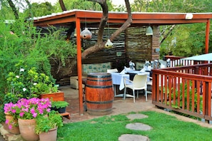 Outdoor dining - Rivonia Premier Lodge (Johannesburg)