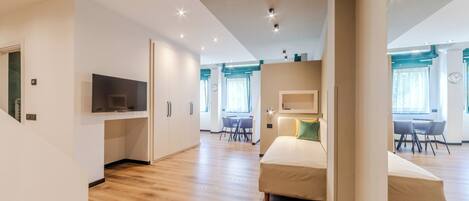 Monolocale Tipo B Superior | Wohnbereich | LED-Fernseher