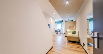 Monolocale Tipo B Superior | Area soggiorno | TV LED