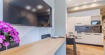 Monolocale Tipo A Superior | Privékeuken | Een koelkast, een magnetron, een kookplaat, een vaatwasser