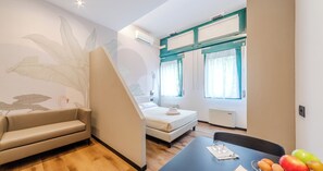Monolocale Tipo A Superior | Living area | LED TV - Casa Temporanea (Bologna)