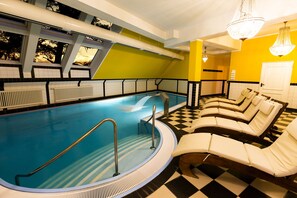 Piscine couverte, chaises longues