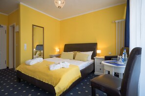 Tweepersoonskamer (Small) | Hypoallergeen beddengoed, een kluis op de kamer, een bureau