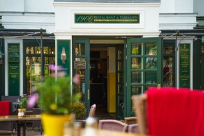 Déjeuner, dîner et souper servis sur place