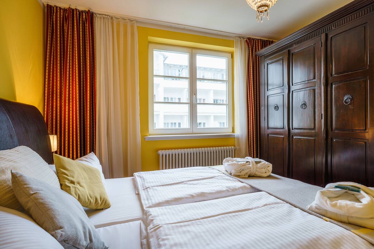 Literie hypoallergénique, coffres-forts dans les chambres, bureau
