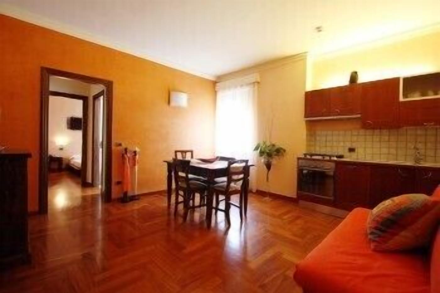 Junior-Suite (4 people) | Essbereich im Zimmer