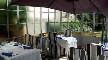 Se sirven comidas y cenas; con mesas al aire libre