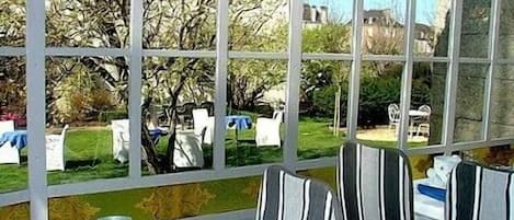 Lunch and dinner served, alfresco dining