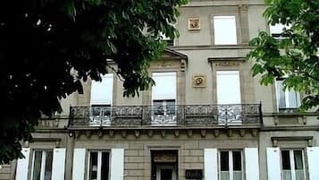 Vista frontal de la propiedad